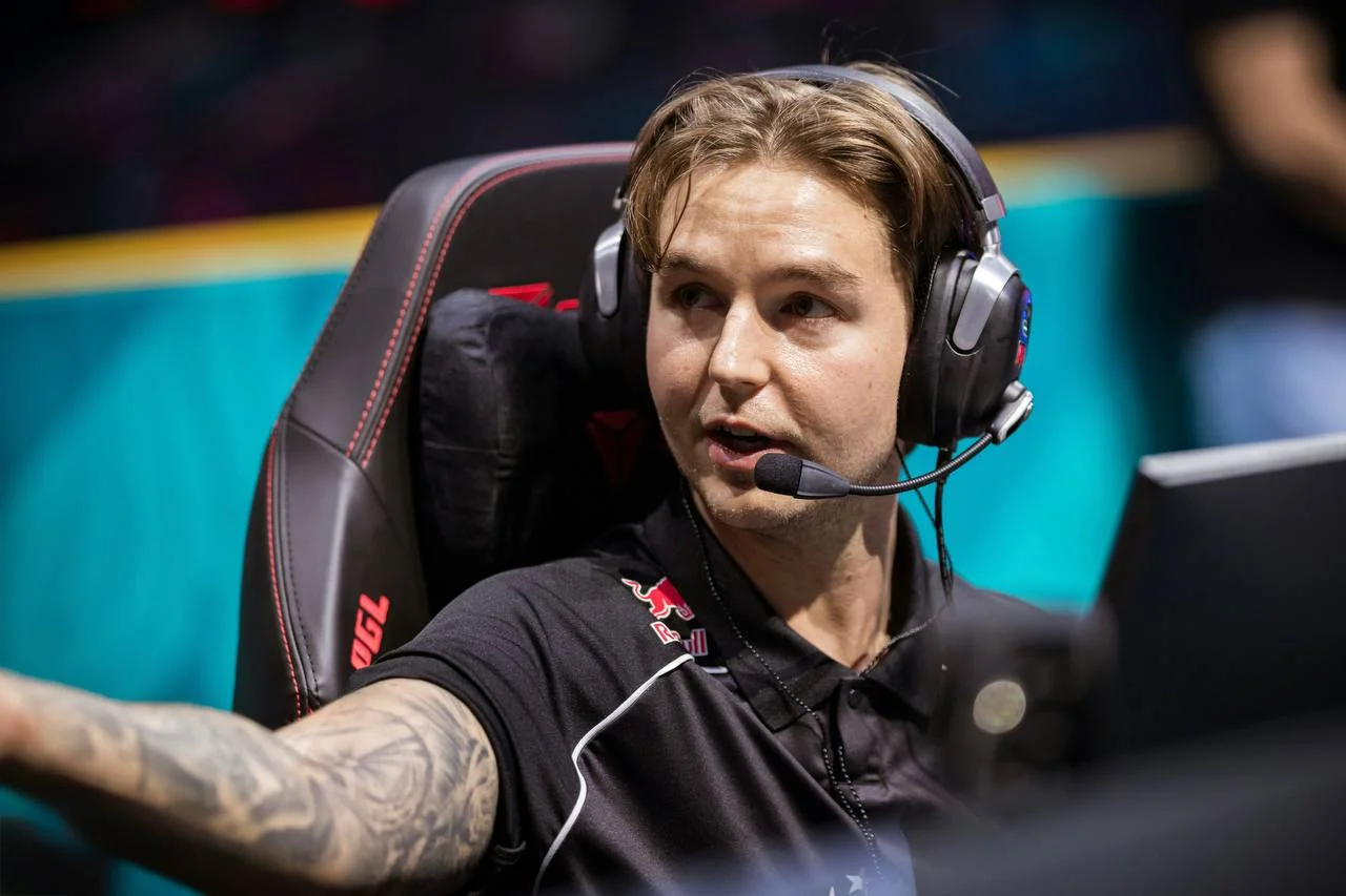 Counter-Strike 2: Astralis готовится к плей-офф FISSURE Playground 1